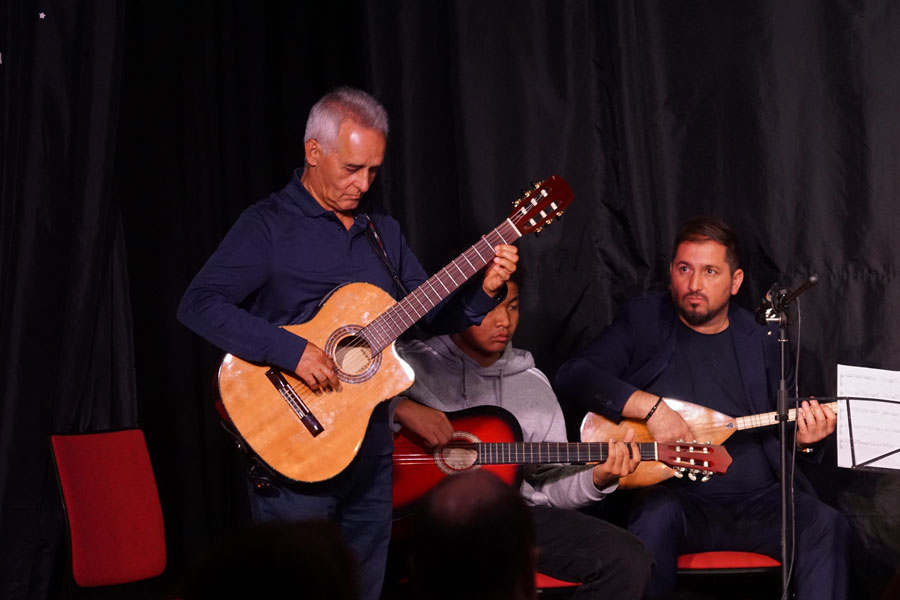 Das Ensemble Grenzenlos aus Dreieich überraschte mit Gesang und einer türkischen Saz und einem türkischen Dudelsack. (Foto: Norbert Müller)